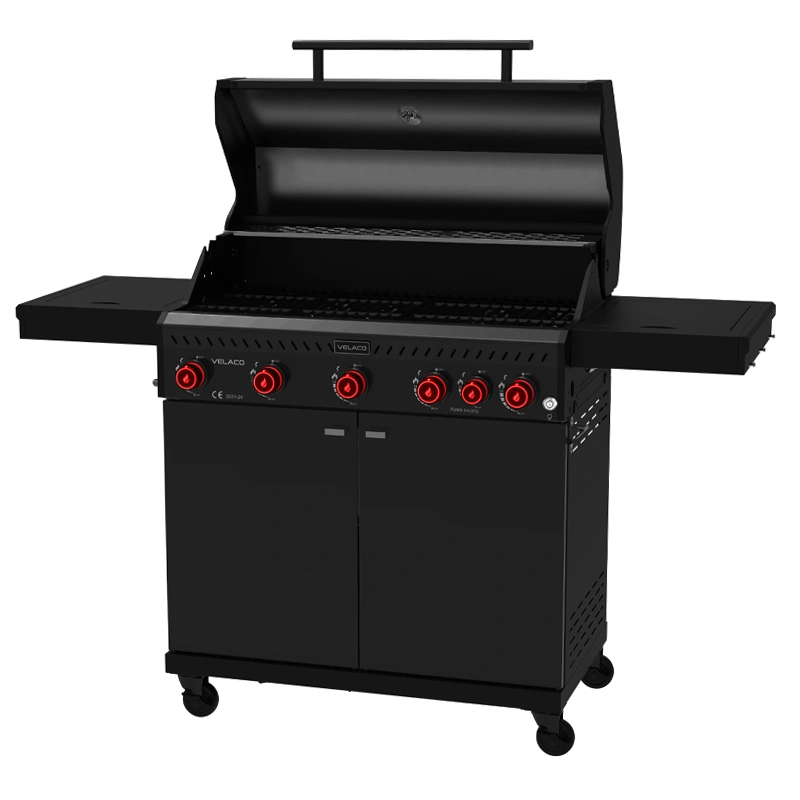 Czarny grill gazowy z otwartą pokrywą, posiada pięć czerwonych pokręteł na panelu przednim. Na panelu widoczne są napisy \'VELACO\' oraz \'CE 2009/142\'.