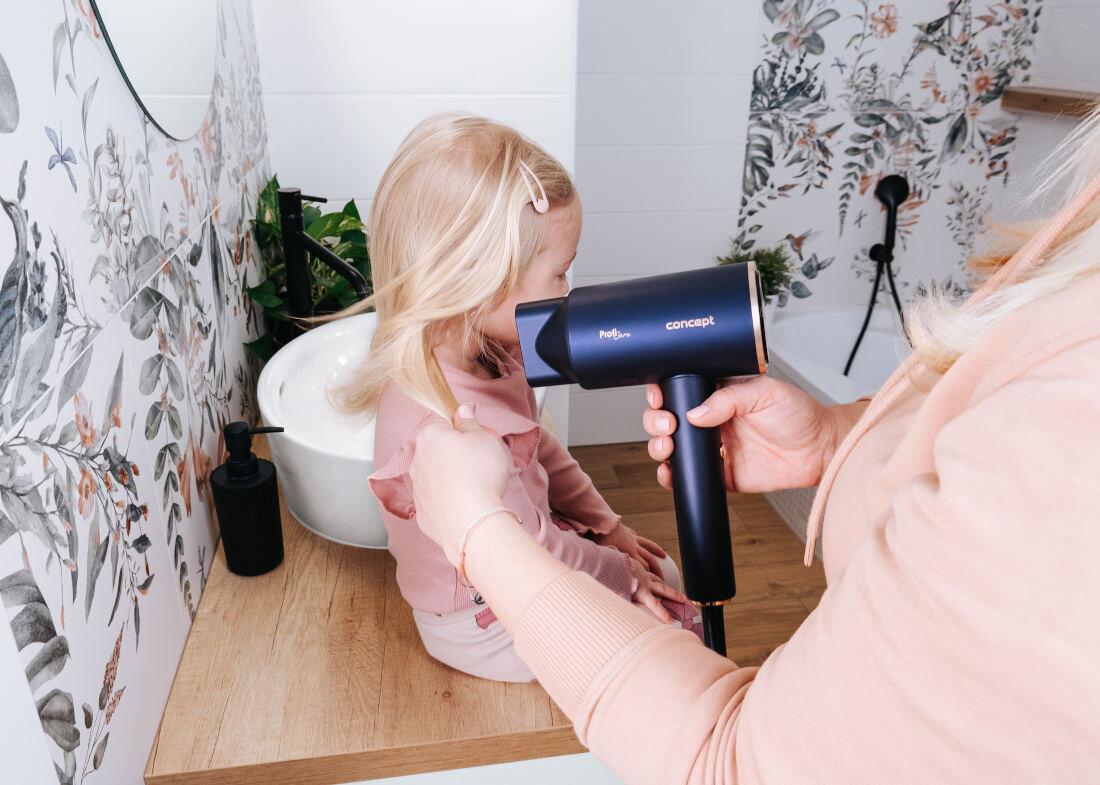 Suszarka CONCEPT BLDC VV8100 1600 W Design, który cieszy oko Stylowe połączenie niebieskiego i złotego koloru kolor kolorystyka estetyczny dodatek funkcjonalne narzędzie detale pielęgnacja