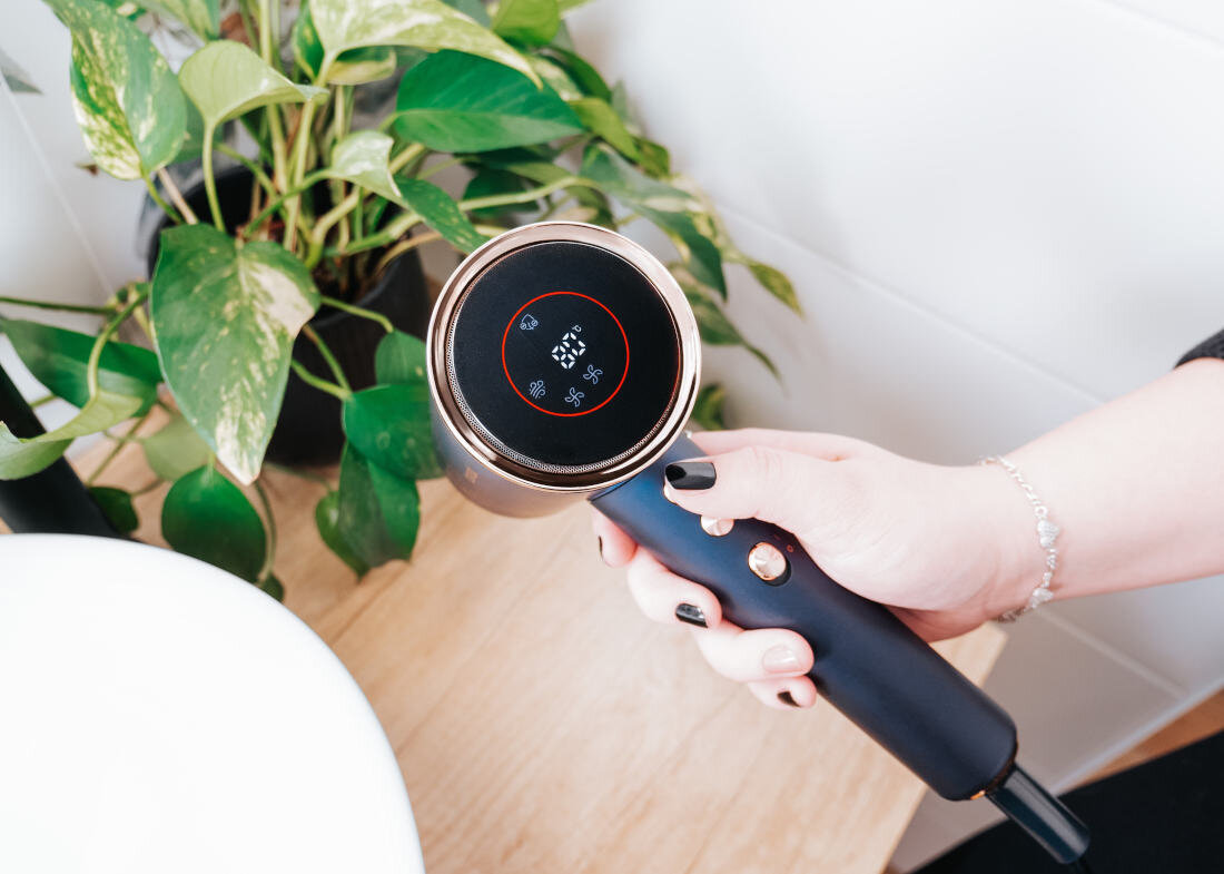 Suszarka CONCEPT BLDC VV8100 1600 W Pełna kontrola temperatury  8 ustawień temperatury od chłodnego powiewu po intensywne ciepło stylizacja szeroka regulacja dopasowanie wsparcie zdrowe włosy