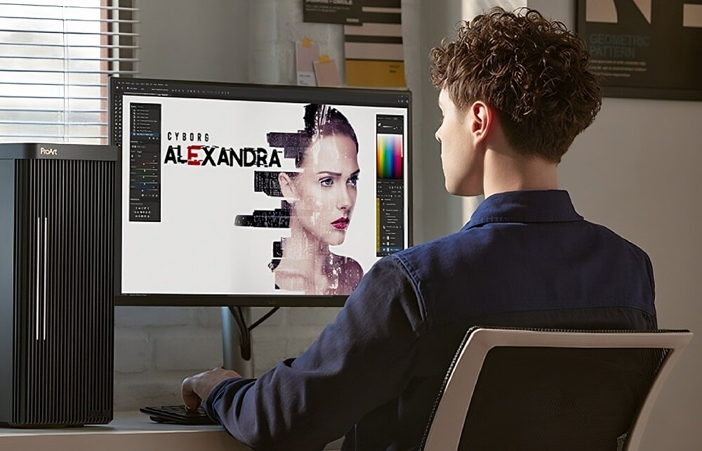 Monitor ASUS ProArt Display PA27JCV Osoba siedzi przy biurku, pracując nad projektem graficznym przedstawiającym twarz kobiety; ekran monitora podłączony do stacjonarnego komputera, konstrukcja, grubość, wielkość