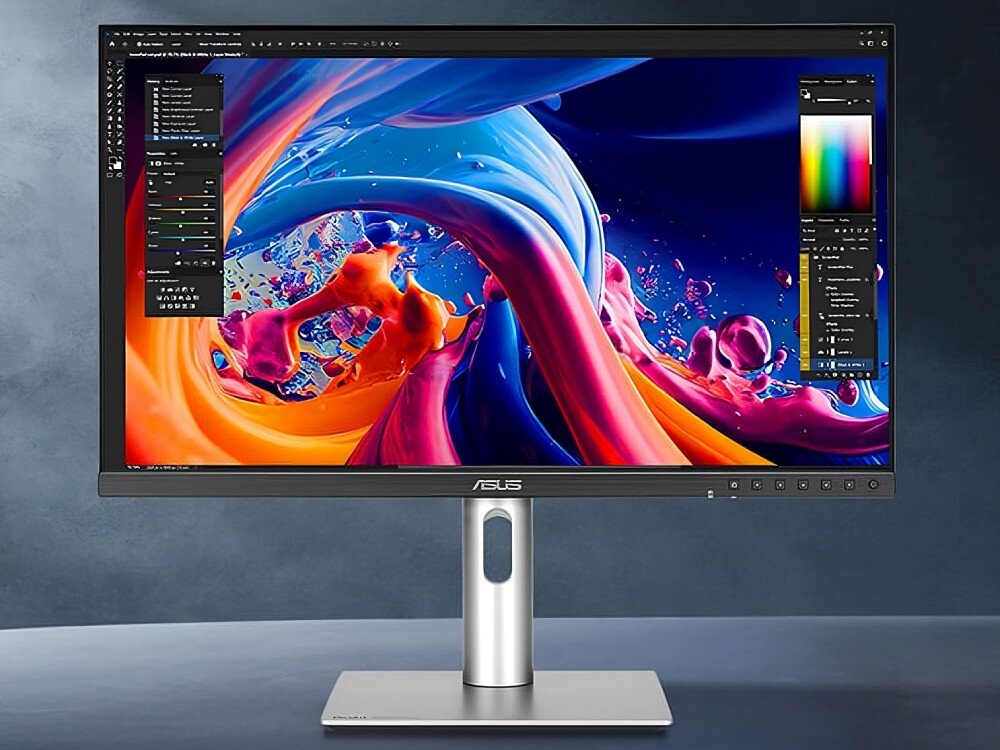 Monitor ASUS ProArt Display PA27JCV Monitor na srebrnej podstawce wyświetla dynamiczną, abstrakcyjną grafikę w programie do edycji obrazu, tło w odcieniach niebieskiego, kolory, dokładność, głębia