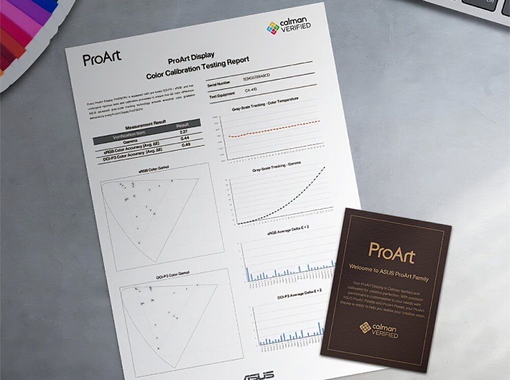 Monitor ASUS ProArt Display PA27JCV Zbliżenie na dokument zatytułowany 'ProArt Display Color Calibration Testing Report' z wykresami dotyczącymi kalibracji kolorów i kartą powitalną z logo Calman Verified, kalibracja, dokładność, certyfikat