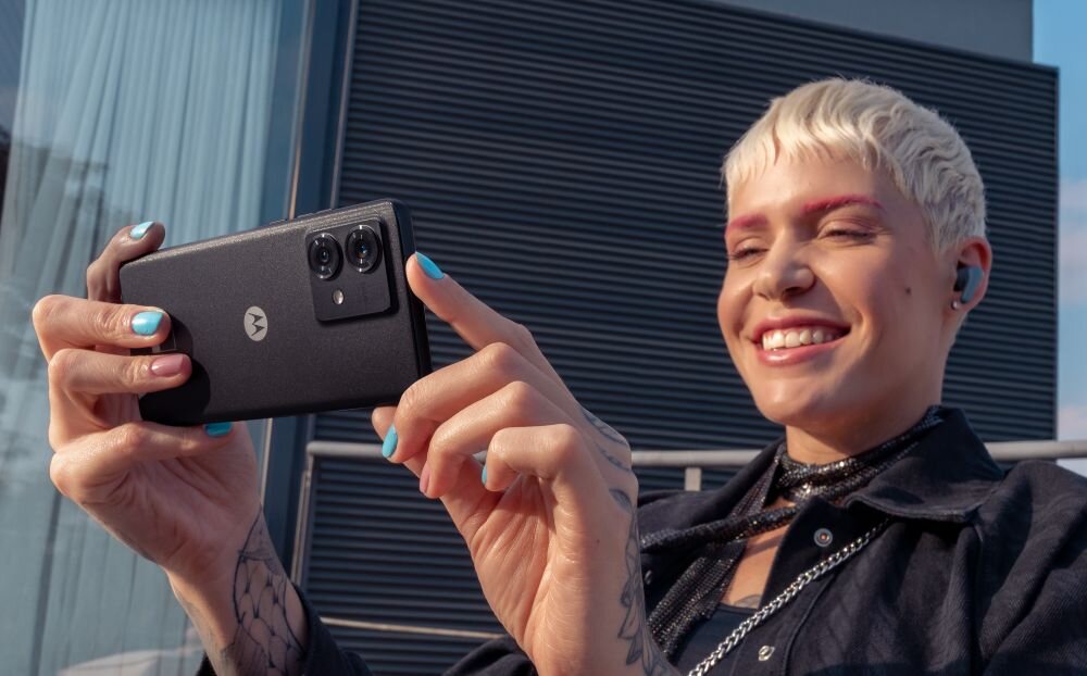 Smartfon MOTOROLA edge 40 neo  ekran bateria aparat procesor ram pamięć pojemność rozdzielczość zdjęcia filmy opis dane cechy blokady system łączność wifi bluetooth obudowa szkło odporność porty muzyka transfer sieć przekątna matryca waga czujniki oled amoled ips