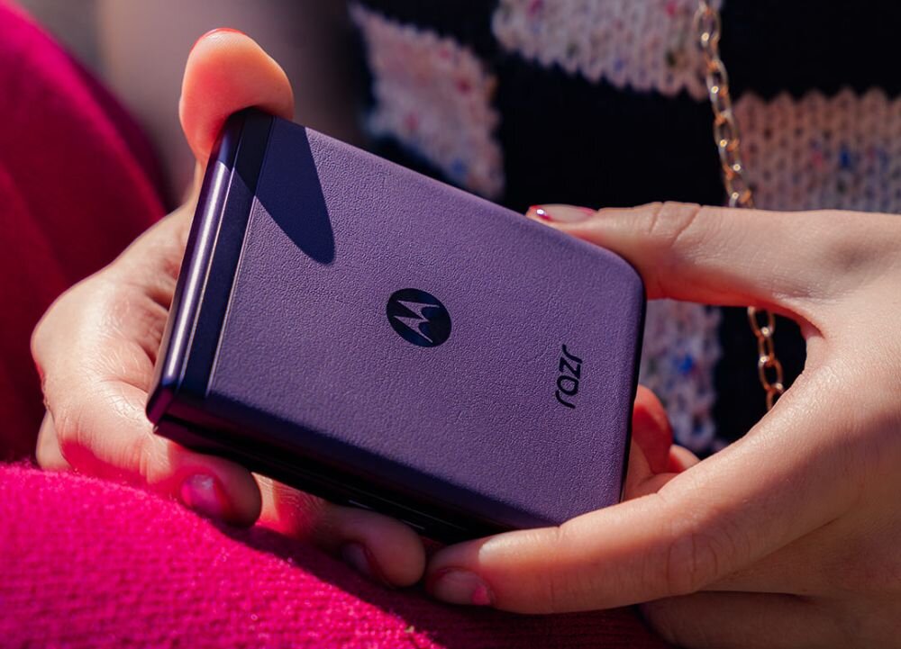 Smartfon MOTOROLA Razr 40   ekran bateria aparat procesor ram pamięć pojemność rozdzielczość zdjęcia filmy opis dane cechy blokady system łączność wifi bluetooth obudowa szkło odporność porty muzyka transfer sieć przekątna matryca waga czujniki oled amoled ips