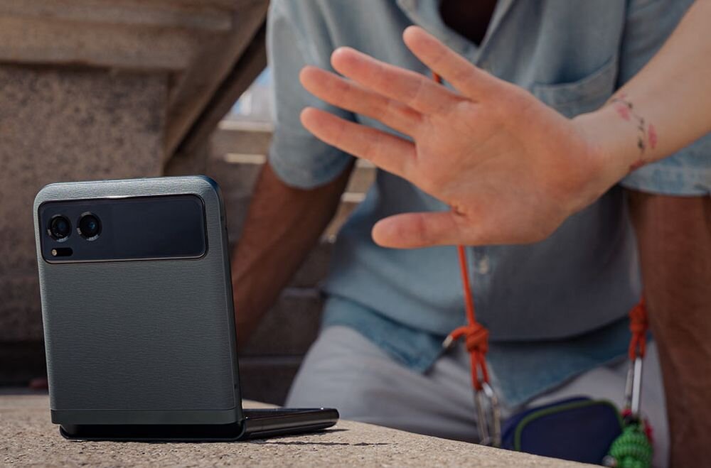 Smartfon MOTOROLA Razr 40   ekran bateria aparat procesor ram pamięć pojemność rozdzielczość zdjęcia filmy opis dane cechy blokady system łączność wifi bluetooth obudowa szkło odporność porty muzyka transfer sieć przekątna matryca waga czujniki oled amoled ips