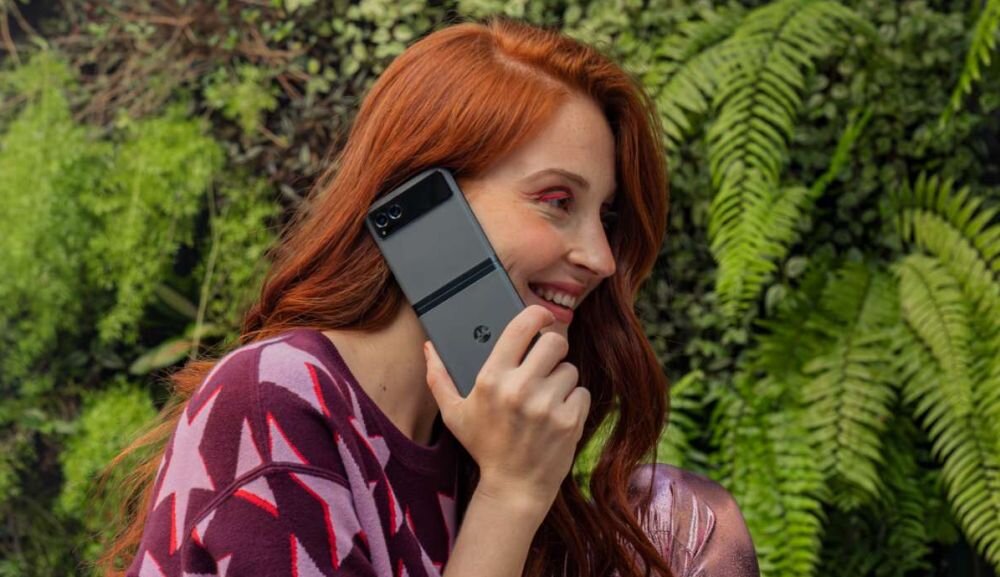 Smartfon MOTOROLA Razr 40   ekran bateria aparat procesor ram pamięć pojemność rozdzielczość zdjęcia filmy opis dane cechy blokady system łączność wifi bluetooth obudowa szkło odporność porty muzyka transfer sieć przekątna matryca waga czujniki oled amoled ips