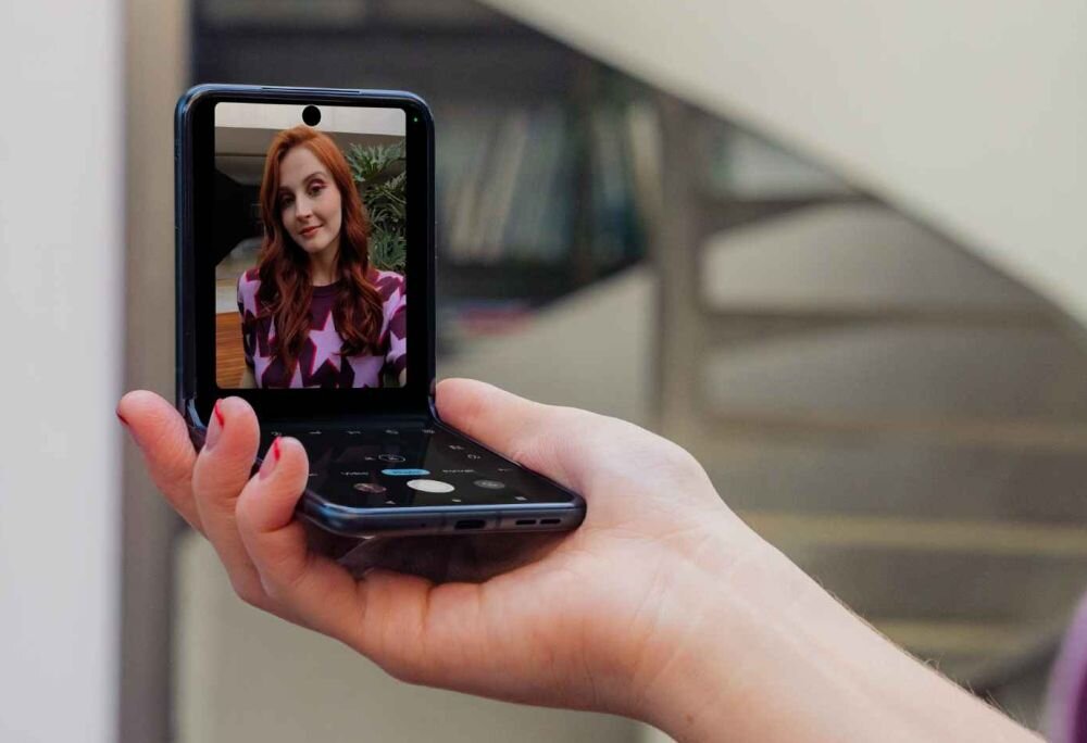 Smartfon MOTOROLA Razr 40   ekran bateria aparat procesor ram pamięć pojemność rozdzielczość zdjęcia filmy opis dane cechy blokady system łączność wifi bluetooth obudowa szkło odporność porty muzyka transfer sieć przekątna matryca waga czujniki oled amoled ips