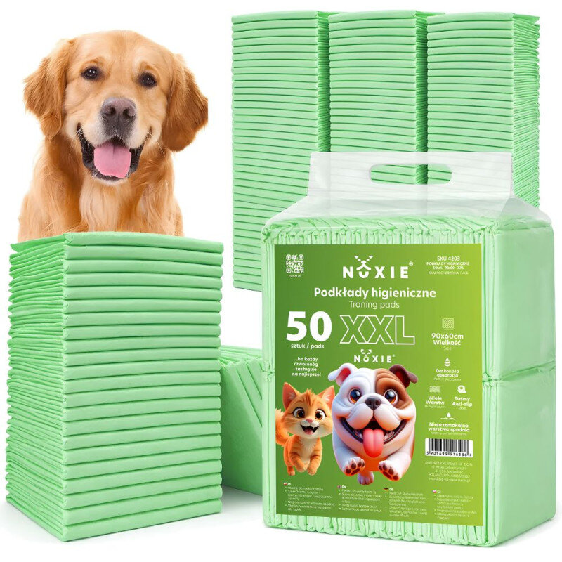 Na obrazie widoczne są zielone podkłady higieniczne w opakowaniu z napisem \'Nuxie Podkłady higieniczne 50 sztuk XXL 90x60cm\'. Obok opakowania znajduje się pies oraz stos podkładów.