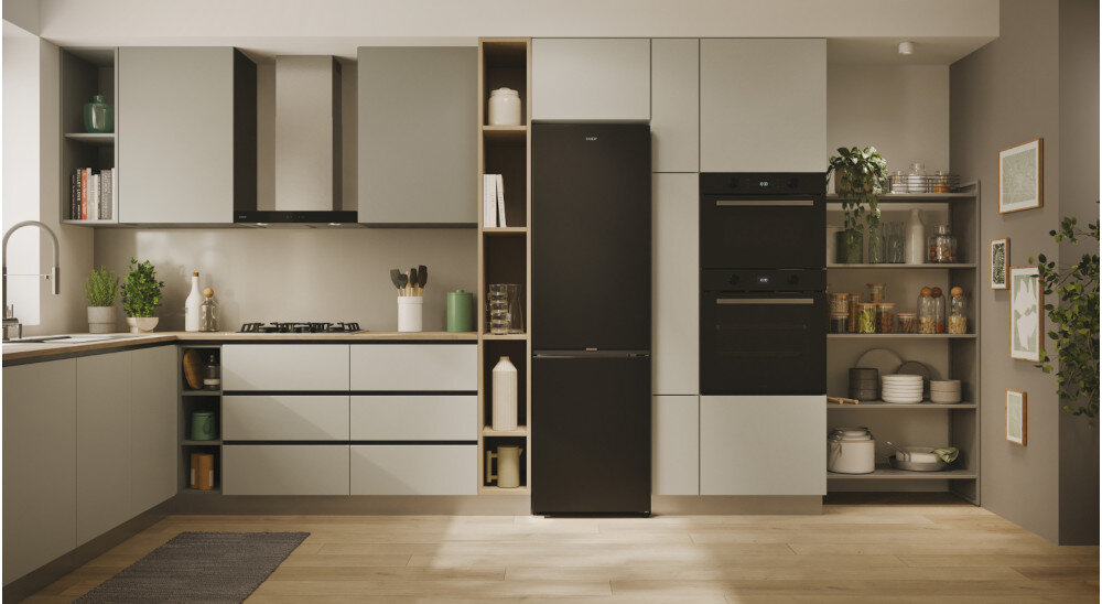 LODÓWKA CANDY CNCQ2T518EB zdjęcie lifestyle kuchnia zabudowa Total No Frost cicha praca bez zakłóceń dźwięki 36 dB półki hartowane Circle Fresh Fresh 0°C Area Kompaktowa przestronne wnętrze 55 cm górny panel sterowania dotykowy pojemność 279 litrów oświetlenie LED półka wino napoje bezpiecznie wygodnie stabilnie