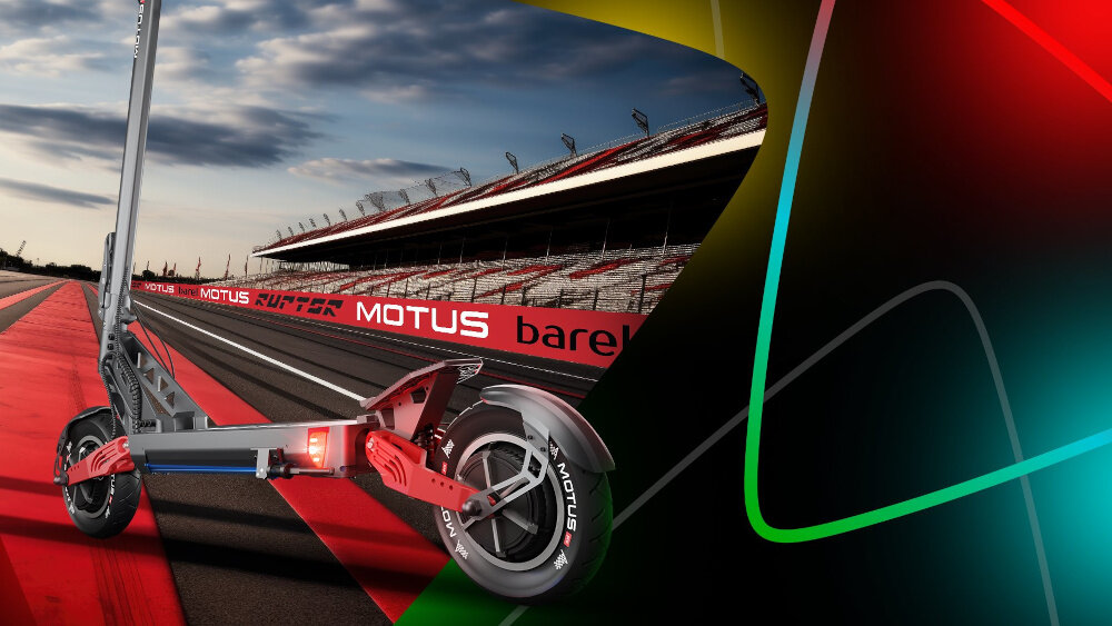 Hulajnoga elektryczna MOTUS Pro 10 Daytona 65km 2x1000W Amortyzacja 10 cali Czarny tor wyścigowy na torze hulajnoga widoczna od tyły pod skosem bateria 52 V pojemność 18,2 Ah zasięg do 65 km bateria litowo-jonowa czas ładowania około 8-10 godzin akumulator nie jest wyjmowany