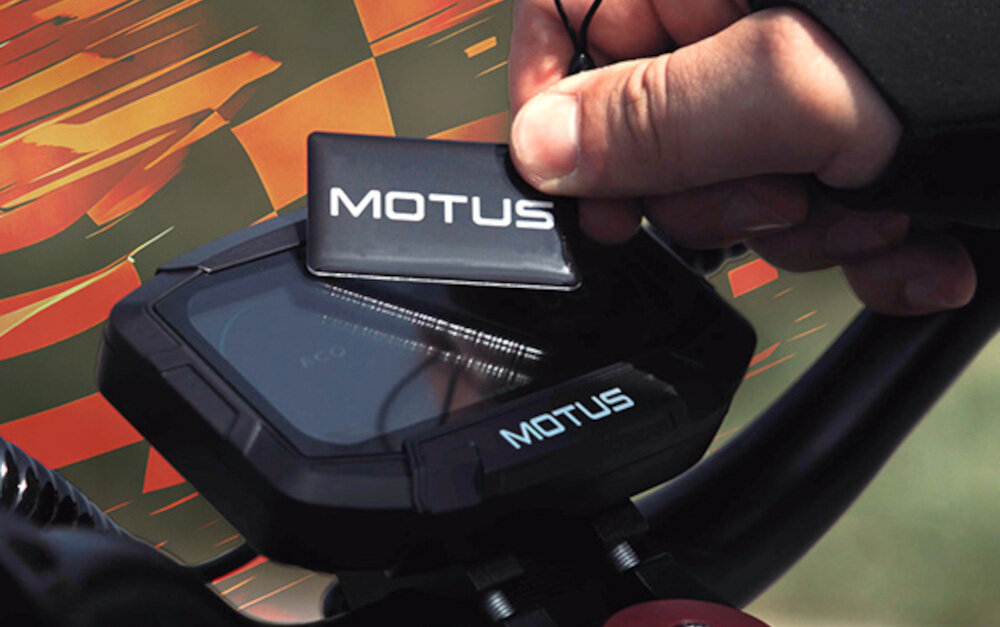 Hulajnoga elektryczna MOTUS Pro 10 Daytona 65km 2x1000W Amortyzacja 10 cali Czarny wyświetlacz osoba przykłada kartę do wyświetlacza abstrakcyjne tło blokadę NFC zabezpieczenie przed kradzieżą łatwa kontrola stanu hulajnogi możliwość zablokowania hulajnogi ochrona przed kradzieżą i ingerencją innych osób karty 