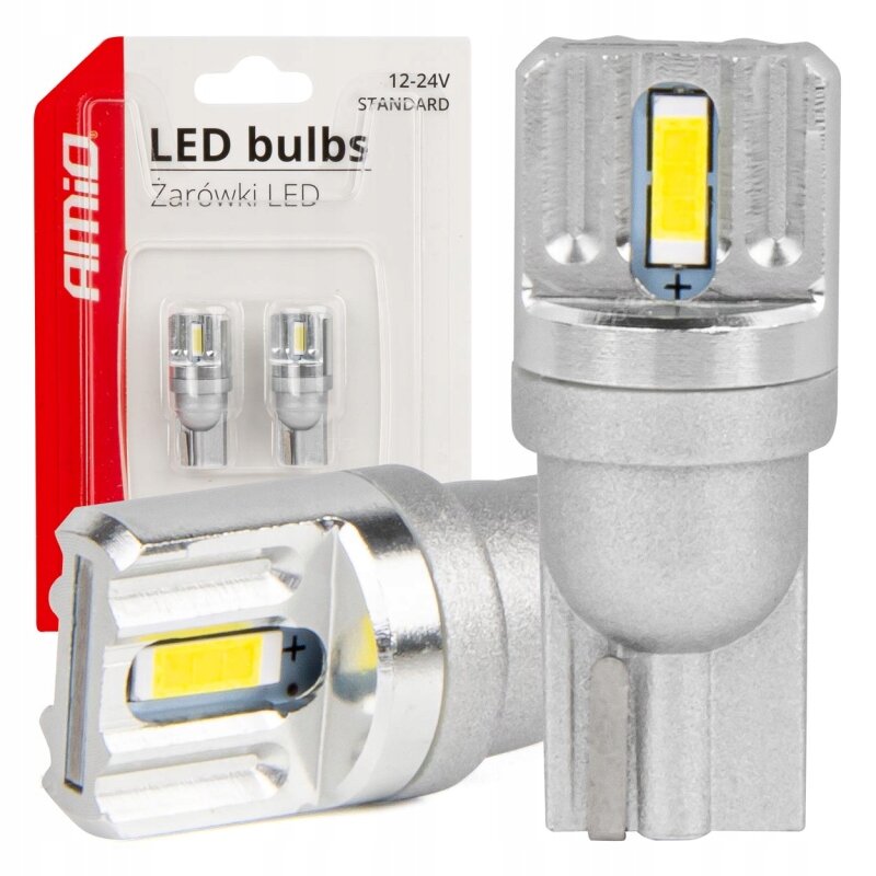 Na obrazie widoczne są dwie srebrne żarówki LED oraz opakowanie z napisem \'AMiO LED bulbs Żarówki LED 12-24V STANDARD\'.