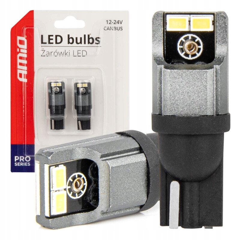 Na obrazie widoczne są żarówki LED w opakowaniu z napisem \'AMiO LED bulbs Żarówki LED 12-24V CANBUS\'. Obok opakowania znajduje się zbliżenie na jedną z żarówek, ukazujące jej szczegóły konstrukcyjne.