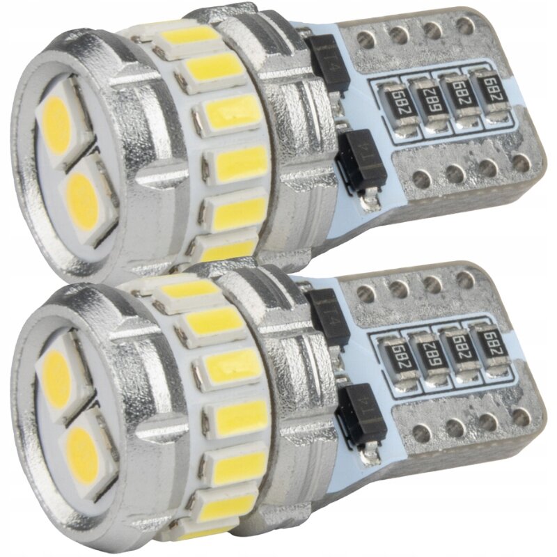 Dwie żarówki LED z metaliczną obudową i żółtymi diodami rozmieszczonymi wokół. Widoczne są elementy elektroniczne i oznaczenia \'682\' na płytce.