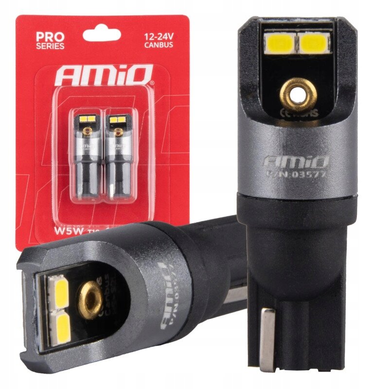 Na obrazie widoczne są dwie żarówki samochodowe AMiO W5W LED Canbus Pro T10 w opakowaniu oraz jedna żarówka poza opakowaniem. Opakowanie jest czerwone z białym napisem \'AMiO\' oraz informacją \'PRO SERIES 12-24V CANBUS\'.
