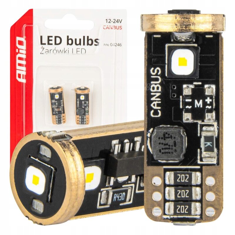 Na obrazie widoczne są żarówki LED w opakowaniu z napisem \'AMiO LED bulbs Żarówki LED 12-24V CANBUS\'. Żarówki mają czarną obudowę z widocznymi elementami elektronicznymi i złotymi detalami.