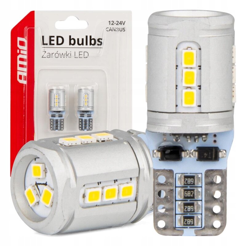Na obrazie widoczne są żarówki LED w opakowaniu z napisem \'LED bulbs Żarówki LED 12-24V CANBUS\'. Obok opakowania znajdują się dwie żarówki z widocznymi diodami LED i elementami elektronicznymi.