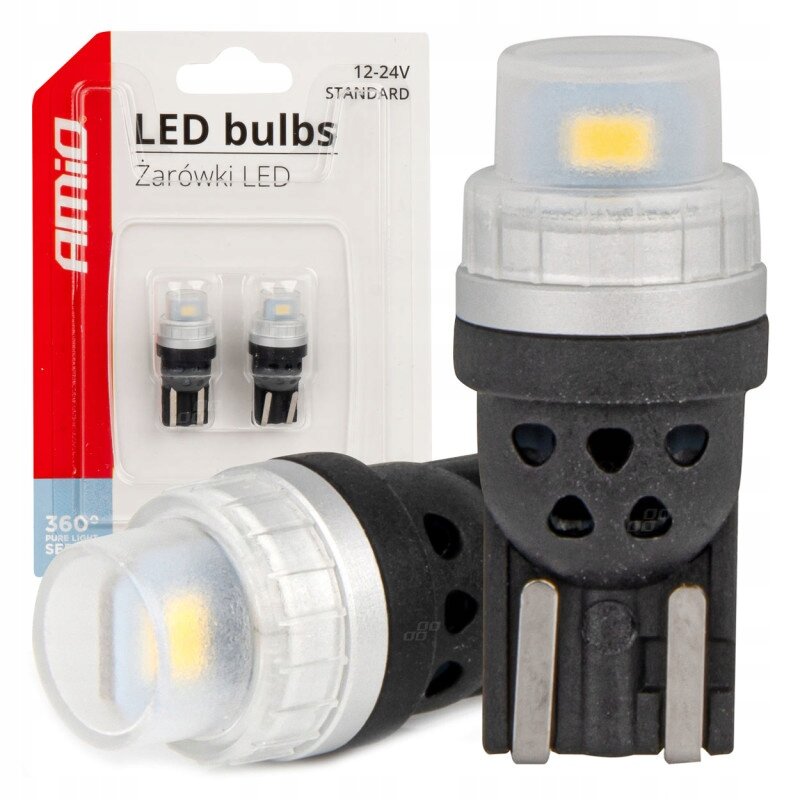 Na obrazie widoczne są żarówki samochodowe LED w opakowaniu z napisem \'AMiO LED bulbs Żarówki LED 12-24V STANDARD\'. Obok opakowania znajdują się dwie żarówki z przezroczystą obudową i czarną podstawą.