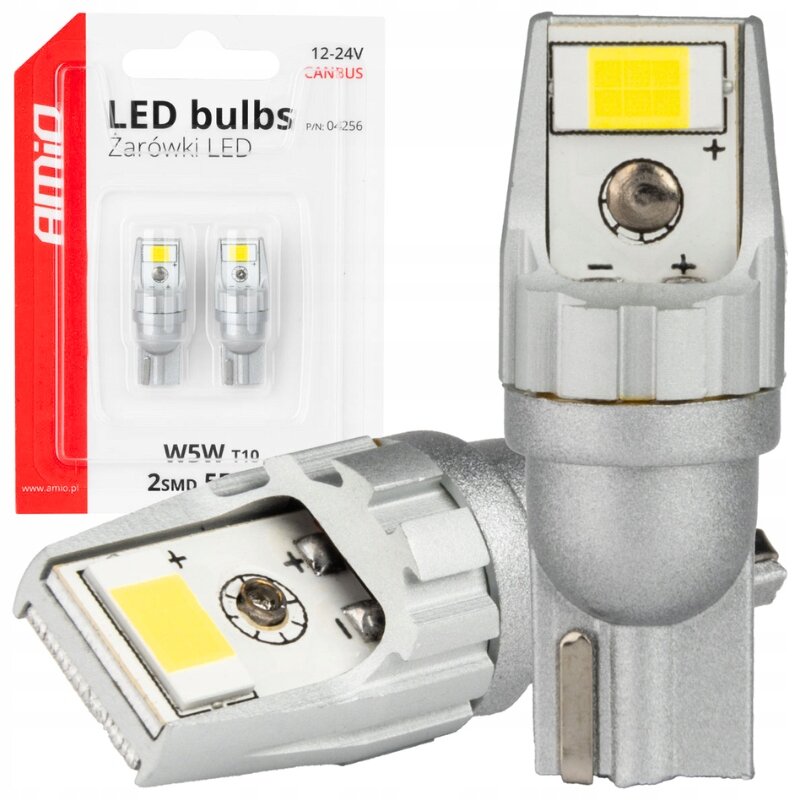 Na obrazie widoczne są dwie żarówki LED w opakowaniu z napisem \'LED bulbs Żarówki LED W5W T10 2smd 12-24V CANBUS\'. Obok opakowania znajduje się zbliżenie na jedną z żarówek, ukazujące jej szczegóły konstrukcyjne.