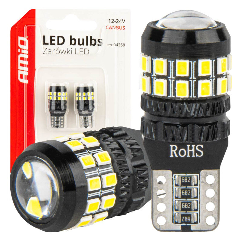 Na obrazie widoczne są żarówki LED w opakowaniu z napisem \'AMiO LED bulbs Żarówki LED 12-24V CANBUS\'. Obok opakowania znajduje się powiększona żarówka z widocznymi diodami i oznaczeniem \'RoHS\'.