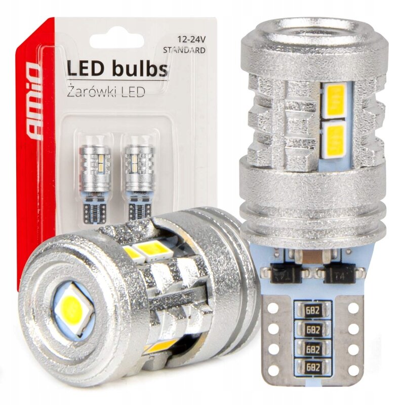 Na obrazie widoczne są srebrne żarówki LED z żółtymi elementami świetlnymi oraz opakowanie z napisem \'LED bulbs Żarówki LED 12-24V STANDARD\'.