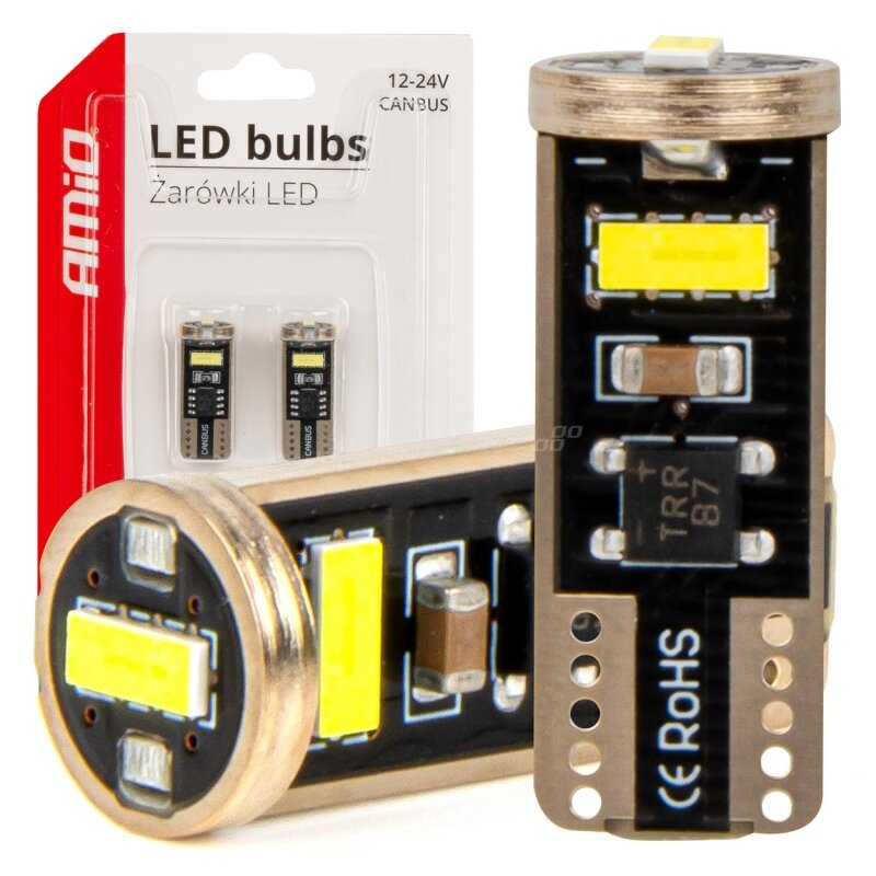 Obraz przedstawia żarówki samochodowe LED w opakowaniu z napisem \'AMiO LED bulbs Żarówki LED 12-24V CANBUS\'. Widoczne są szczegóły konstrukcji żarówki, w tym elementy elektroniczne i oznaczenia CE oraz RoHS.