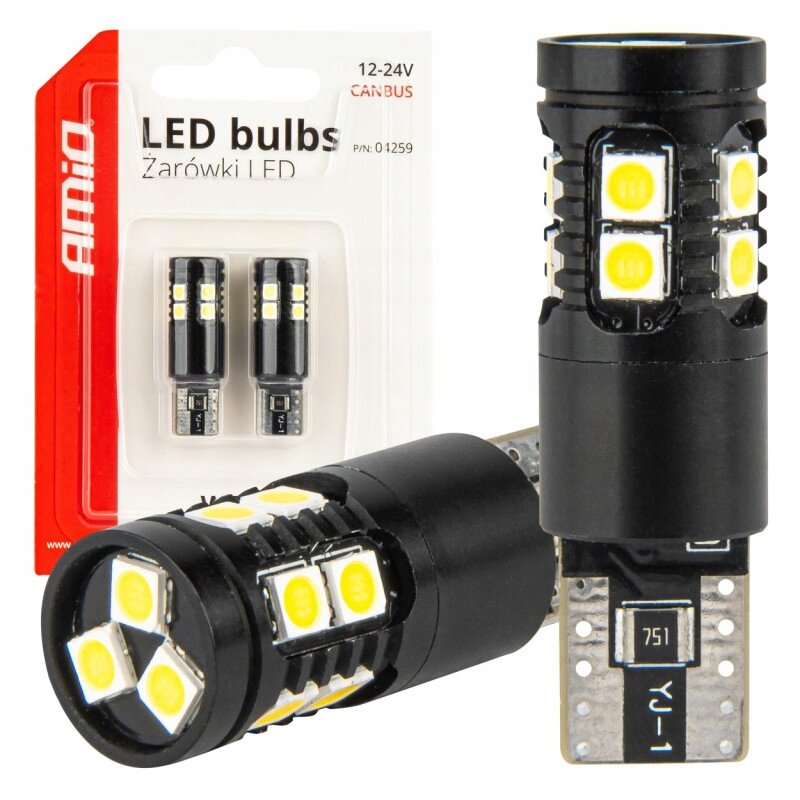Na obrazie widoczne są dwie żarówki LED w opakowaniu z napisem \'LED bulbs Żarówki LED\' oraz dwie żarówki poza opakowaniem. Opakowanie ma czerwony pasek z napisem \'Amio\'.