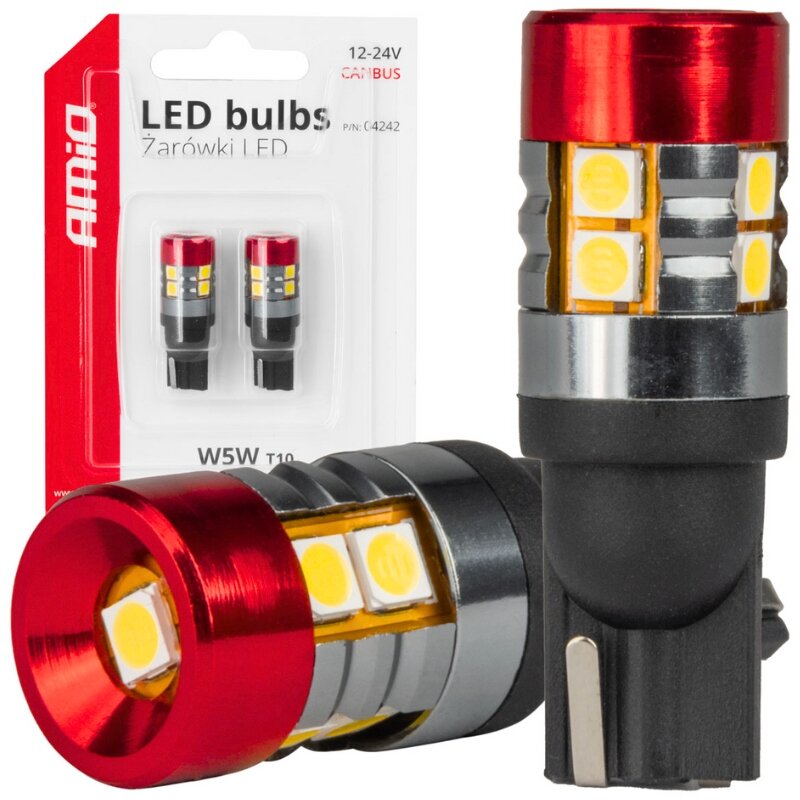 Na obrazie widoczne są dwie żarówki LED z czerwonymi i srebrnymi elementami oraz opakowanie z napisem \'AMiO LED bulbs Żarówki LED W5W T10\'.