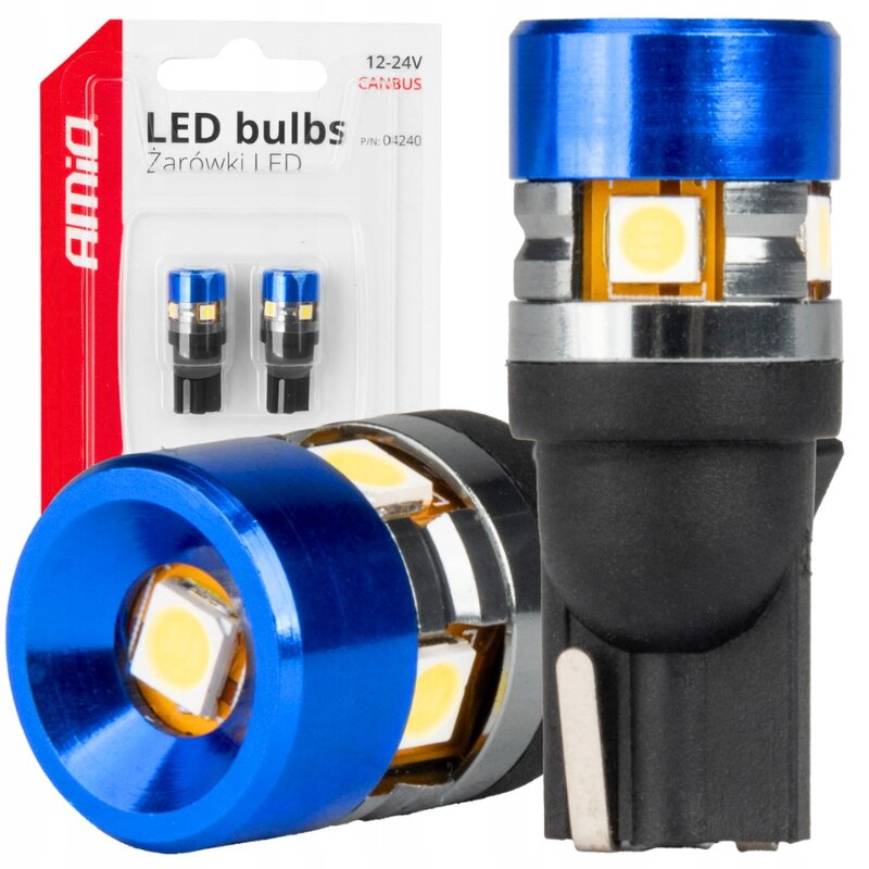 Obraz przedstawia dwie żarówki LED z niebieskimi elementami, a w tle widoczny jest ich opakowanie z napisem \'AMiO LED bulbs Żarówki LED 12-24V CANBUS\'.