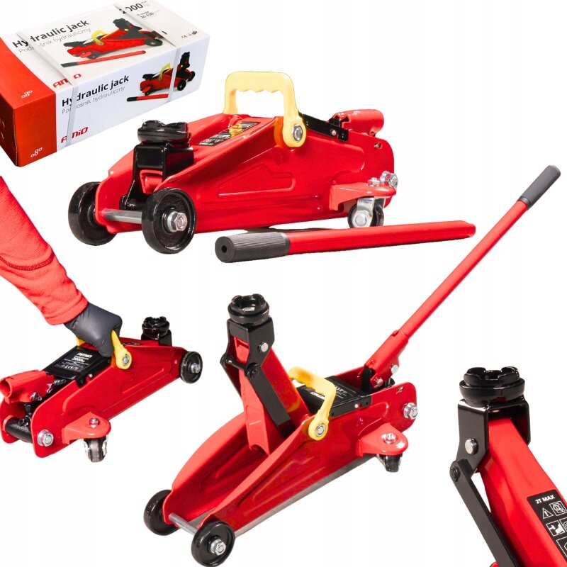 Na obrazie widoczny jest czerwony podnośnik hydrauliczny z żółtym uchwytem i czarną rączką. W tle znajduje się pudełko z napisem \'Hydraulic jack\'.