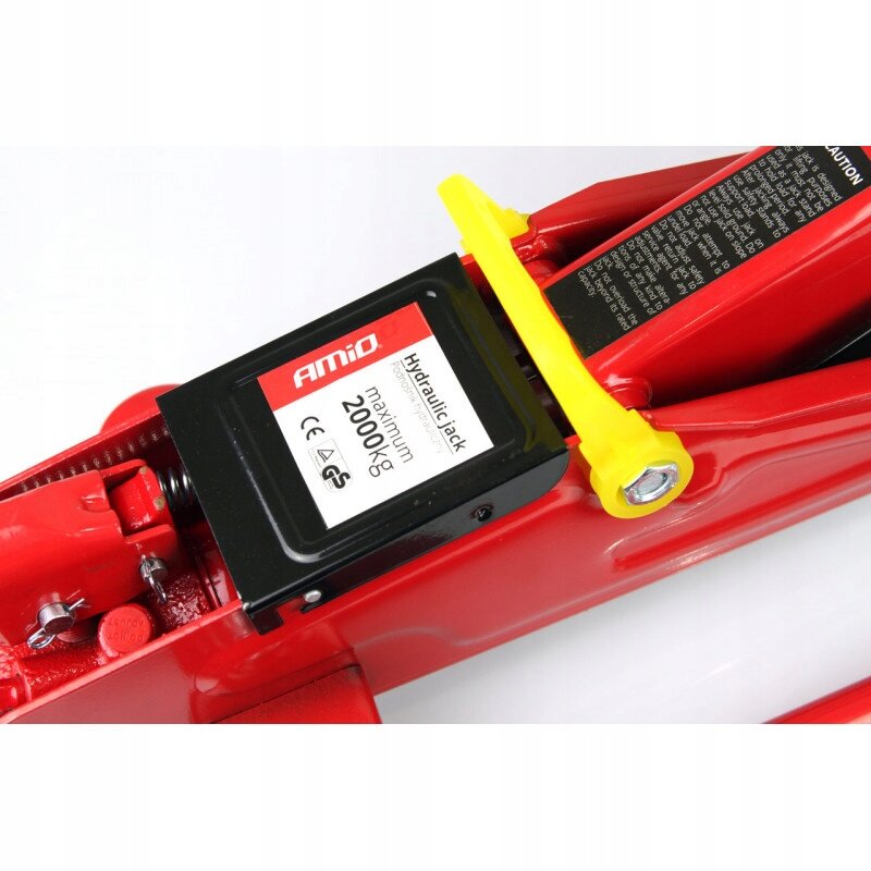 Czerwony podnośnik hydrauliczny z widoczną etykietą \'AMiO Hydraulic jack maximum 2000Kg\' oraz symbolami CE i GS. Elementy konstrukcji są w kolorze żółtym i czarnym.