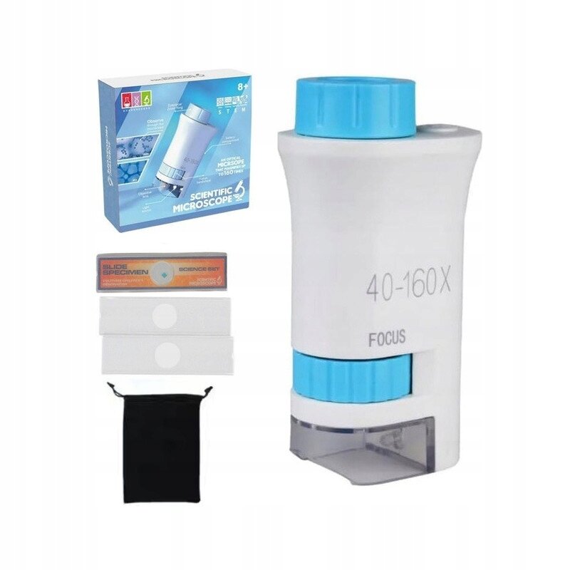 Na obrazie znajduje się biało-niebieski mikroskop z oznaczeniem \'40-160X\' oraz pudełko z napisem \'SCIENTIFIC MICROSCOPE\'. Obok widoczne są trzy szkiełka laboratoryjne i czarny woreczek.