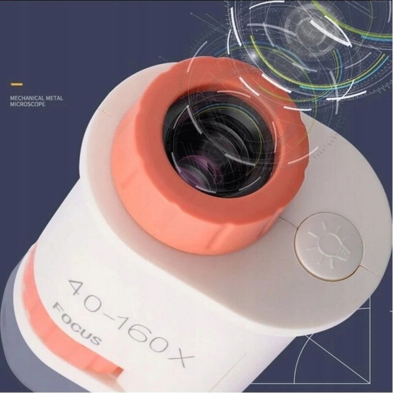 Obraz przedstawia zbliżenie na obiektyw mikroskopu z oznaczeniem \'40-160X FOCUS\'. W tle widoczny jest napis \'MECHANICAL METAL MICROSCOPE\'.