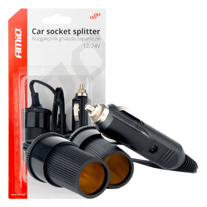 Na obrazie znajduje się rozgałęziacz samochodowy w opakowaniu z napisem \'Car socket splitter Rozgałęźnik gniazda zapalniczki 12/24V\'. Produkt ma dwa gniazda i wtyczkę do zapalniczki samochodowej, a na opakowaniu widnieje logo \'AMiO\'.