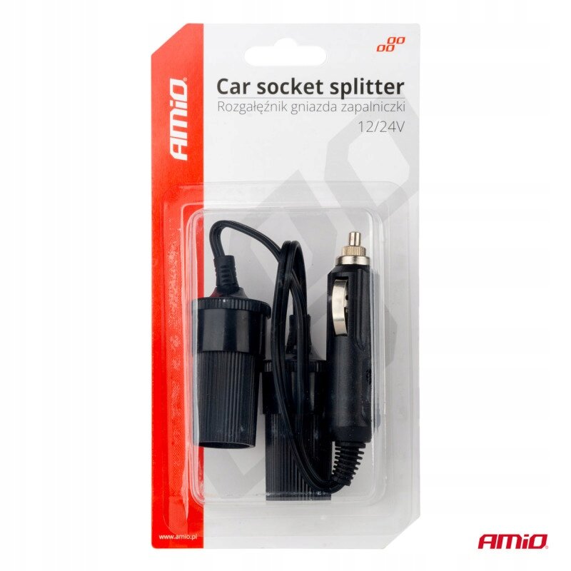 Opakowanie produktu \'Car socket splitter\' z napisem \'Rozgałęźnik gniazda zapalniczki 12/24V\'. Wewnątrz znajduje się czarny rozgałęziacz samochodowy z dwoma gniazdami i wtyczką, a na opakowaniu widoczne jest logo AMiO.