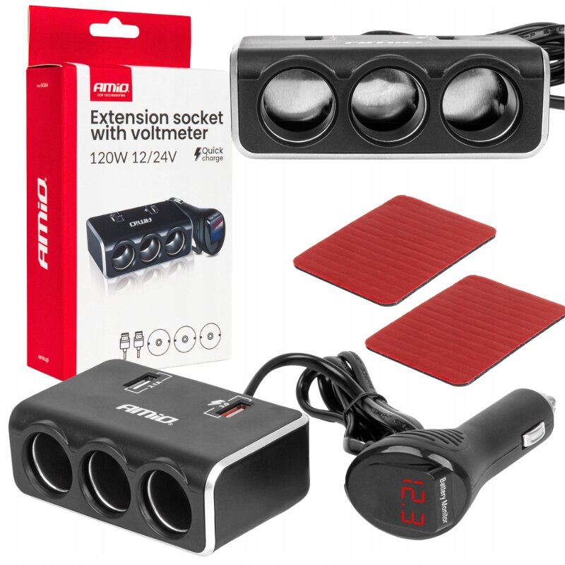 Na obrazie znajduje się rozdzielacz gniazda zapalniczki z trzema wejściami, ładowarką USB i woltomierzem, obok opakowanie z napisem \'AMiO Extension socket with voltmeter 120W 12/24V Quick charge\'. Widoczne są również dwa czerwone prostokątne elementy oraz wtyczka do gniazda zapalniczki z wyświetlaczem pokazującym \'12.3\'.