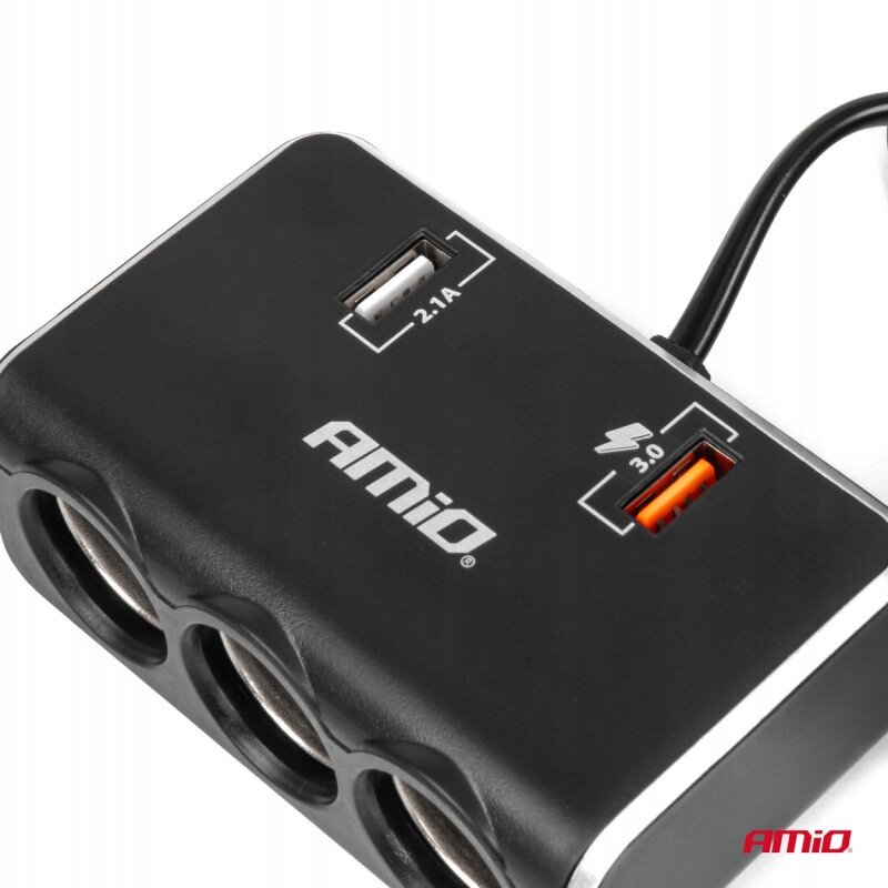 Czarny rozdzielacz gniazda zapalniczki z logo \'AMiO\', posiada dwa porty USB oznaczone jako 2.1A i 3.0. Widoczne są trzy okrągłe gniazda oraz kabel zasilający.