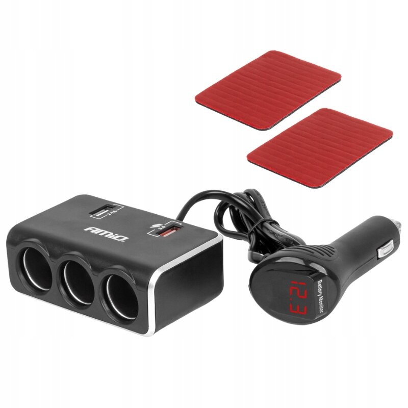 Na obrazie widoczny jest czarny rozdzielacz gniazda zapalniczki z trzema portami oraz dwoma portami USB, z logo \'AMiO\'. Obok znajdują się dwa czerwone prostokątne elementy oraz wtyczka z wyświetlaczem pokazującym \'12.3\'.