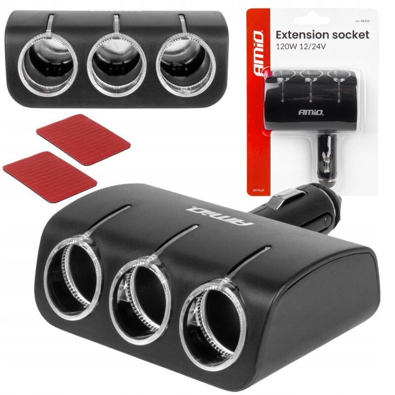 Na obrazie widoczny jest czarny rozdzielacz gniazda zapalniczki z trzema otworami, z logo \'amio\'. Obok znajduje się opakowanie z napisem \'Extension socket 120W 12/24V\'.