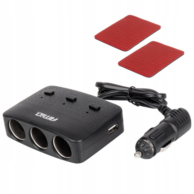 Na obrazie widoczny jest czarny rozdzielacz gniazda zapalniczki z trzema portami i jednym portem USB, z logo \'AMiO\'. Obok znajdują się dwa czerwone prostokątne elementy oraz przewód z wtyczką do gniazda zapalniczki.