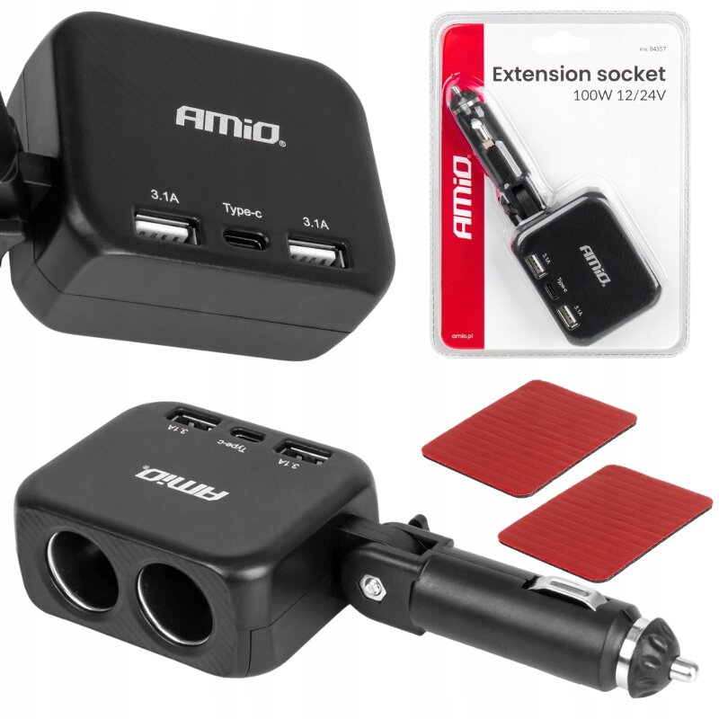 Na obrazie widoczny jest czarny rozdzielacz gniazda zapalniczki z logo \'AMiO\', posiadający dwa porty USB 3.1A i jeden port Type-C. Obok znajduje się opakowanie z napisem \'Extension socket 100W 12/24V\' oraz dwie czerwone podkładki.