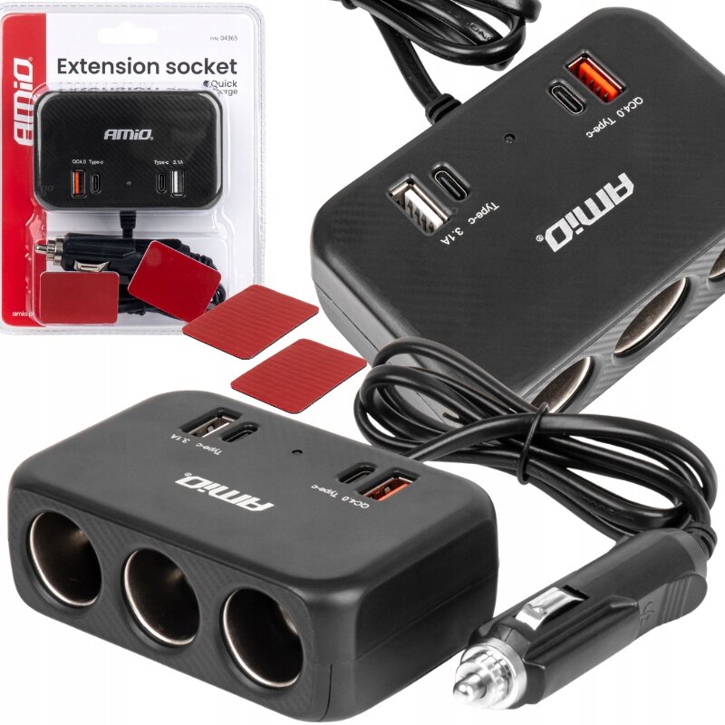 Na obrazie widoczny jest czarny rozdzielacz gniazda zapalniczki z trzema portami USB i trzema gniazdami, z logo \'AMiO\'. Obok znajduje się opakowanie z napisem \'Extension socket\' oraz dwa czerwone prostokątne elementy.