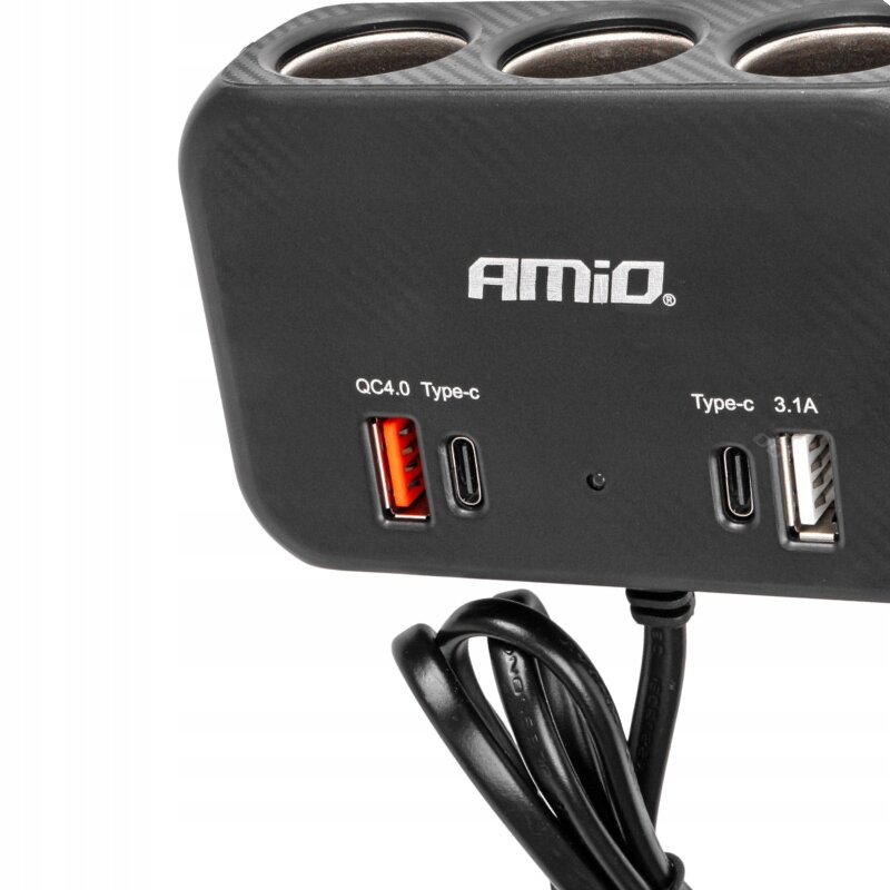 Czarny rozdzielacz gniazda zapalniczki z trzema portami USB, oznaczonymi jako QC4.0 Type-c, Type-c, i 3.1A. Na urządzeniu widoczne jest logo \'AMiO\'.