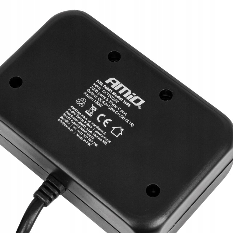 Czarny rozdzielacz gniazda zapalniczki z widocznym logo \'AMiO\' oraz specyfikacją techniczną: \'PN: 04635 Model: 1565 Input: DC 12V/24V 2USB: DC 5V 3.1A/Type-C Port 2USB QC4.0 Power: 120W Type-C USB (3.1A)\'.