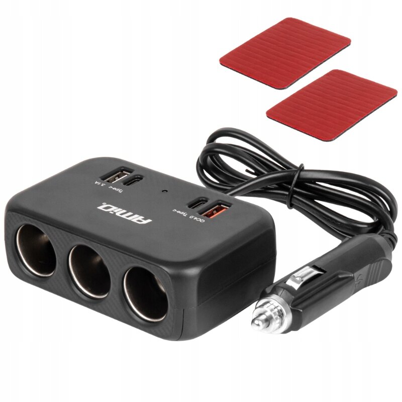 Czarny rozdzielacz gniazda zapalniczki z trzema portami, dwoma portami USB i logo \'amio\'. Obok znajdują się dwa czerwone prostokątne elementy oraz kabel z wtyczką do zapalniczki samochodowej.