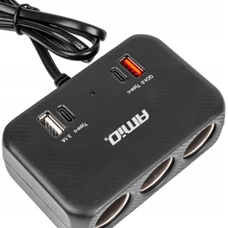 Czarny rozdzielacz gniazda zapalniczki z trzema portami USB, w tym jednym oznaczonym jako QC4.0 Type-C. Na urządzeniu widoczne jest logo \'AMiO\'.