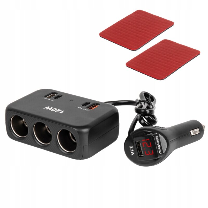 Na obrazie widoczny jest czarny rozdzielacz gniazda zapalniczki z trzema portami i dwoma portami USB, oznaczony napisem \'120W\'. Obok znajduje się woltomierz z wyświetlaczem pokazującym \'12.3\' oraz dwie czerwone podkładki.
