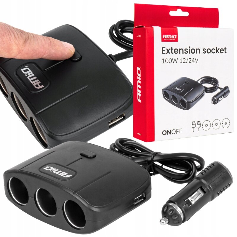 Na obrazie widoczny jest czarny rozdzielacz gniazda zapalniczki z trzema portami i przyciskiem, obok znajduje się opakowanie z napisem \'AMiO Extension socket 100W 12/24V ON/OFF\'.