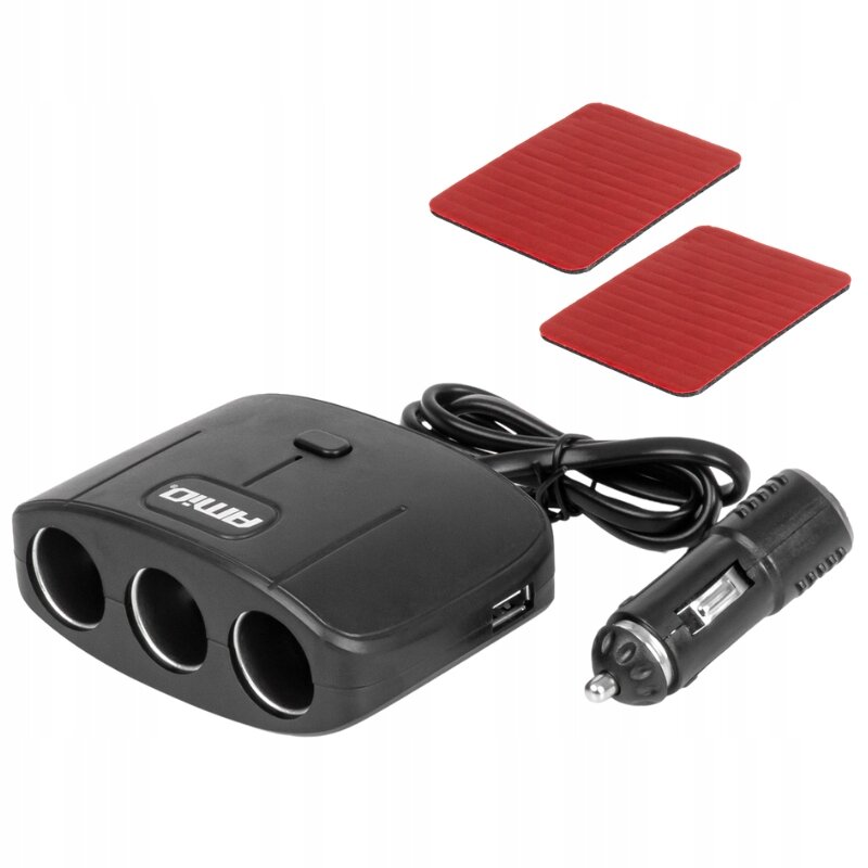 Czarny rozdzielacz gniazda zapalniczki z trzema wejściami i jednym portem USB, z logo \'AMiO\'. Obok znajdują się dwa czerwone prostokątne elementy oraz przewód z wtyczką do zapalniczki samochodowej.