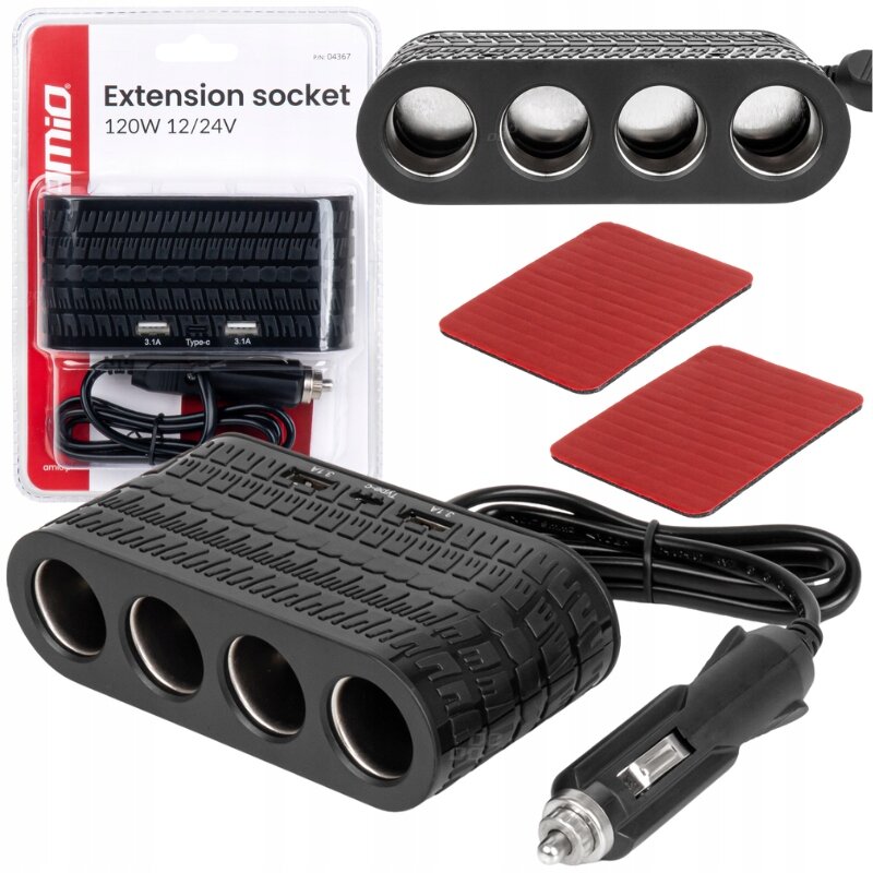 Na obrazie widoczny jest czarny rozdzielacz gniazda zapalniczki z czterema otworami i trzema portami USB, obok opakowanie z napisem \'Extension socket 120W 12/24V\'. W tle znajdują się dwie czerwone podkładki.
